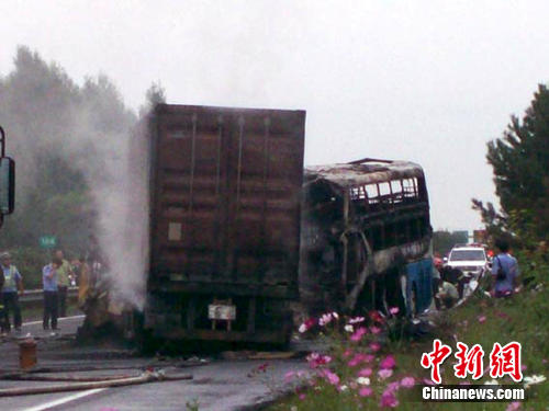 臥鋪客車被完全燒毀