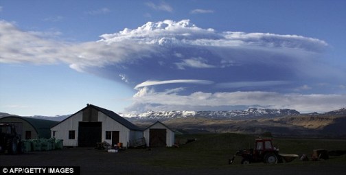 火山噴出的火山灰形成的煙雲向周圍飄散