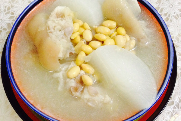 煲蘿蔔黃豆湯