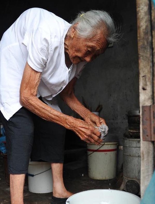 許張氏在準備給兒子清洗身子所用的毛巾