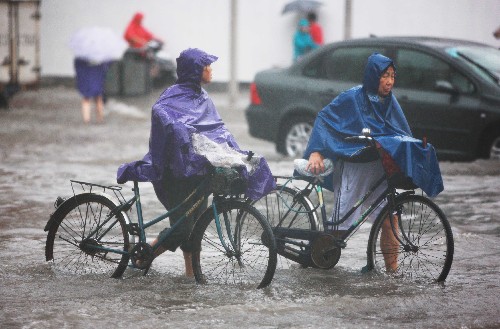 上海市民在雨中行進