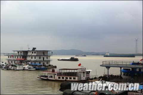 9月10日，逐漸變厚的雲層籠罩在鄱陽湖面上