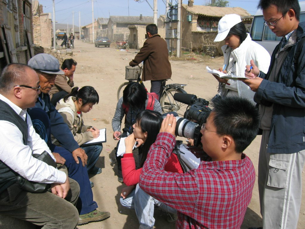 2004年在山西得勝堡指導學生採訪當地農民