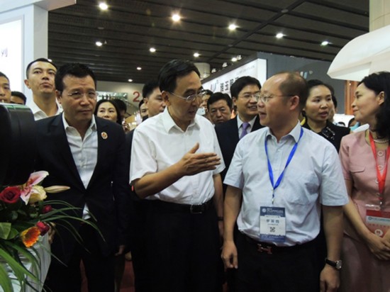 張漢泉先生與廣東省領導同行視察廣東酒店用品展覽會