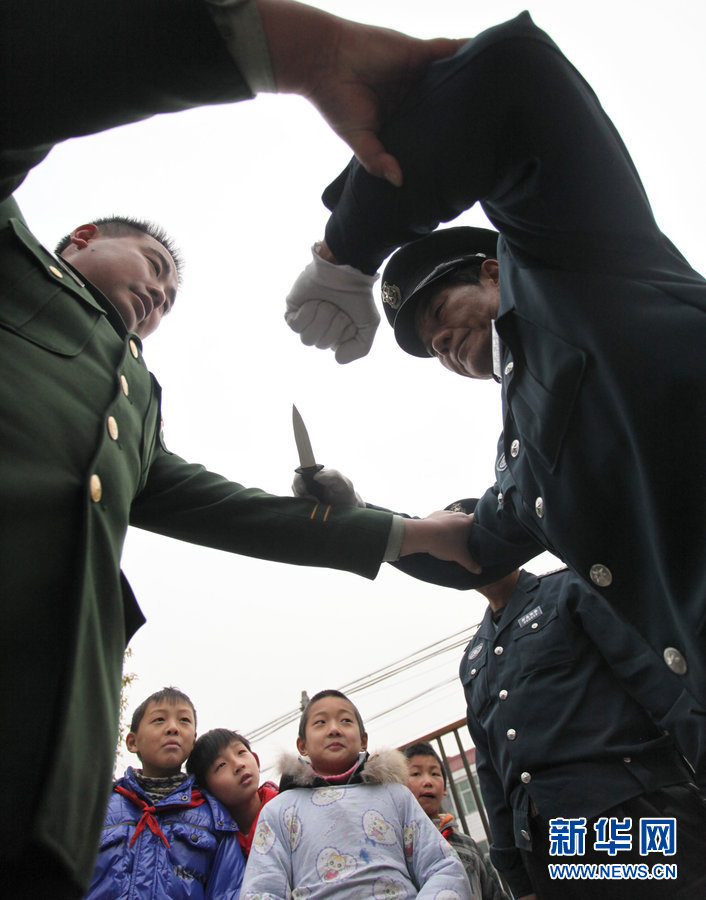 邊檢站官兵與國小防暴演習