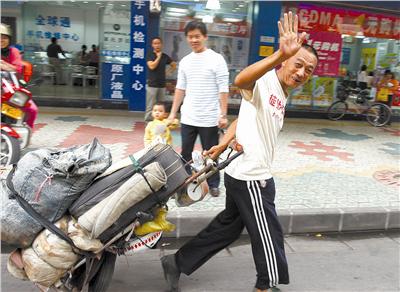 徒步中的李長波