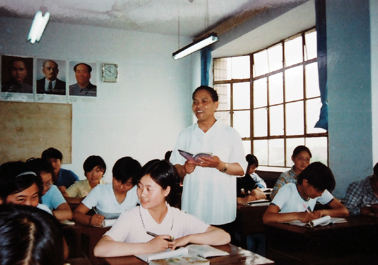 壽建新在給學生講課