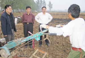 小甸鎮幹部指導村民科技種田