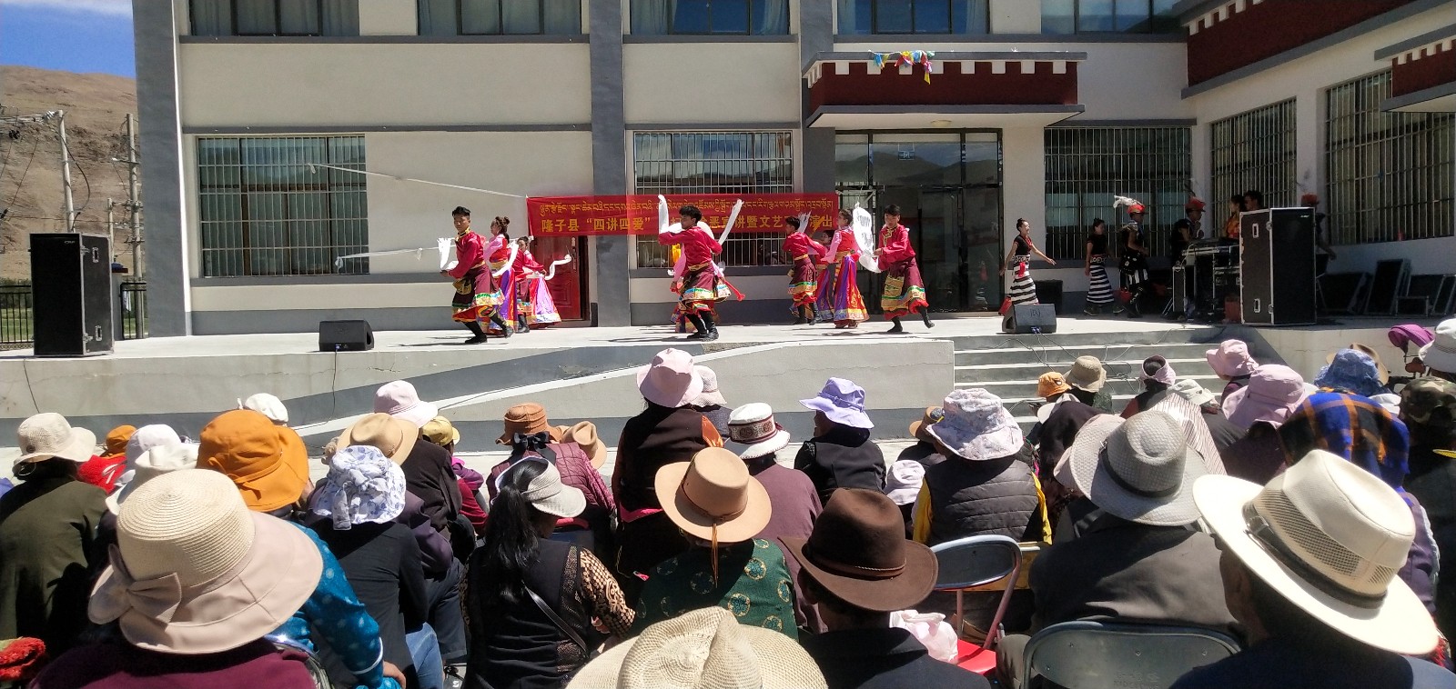 2019年6月隆子縣民間藝術團到忙措村文藝下鄉演出