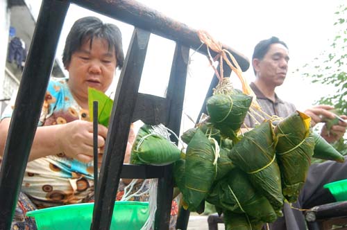 楝葉及五色絲，皆汨羅水之遺風