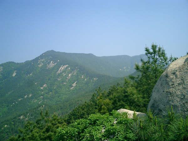 峰分五系，形似屋脊