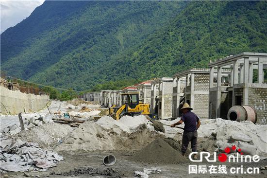 建設中的桑珍卡村回遷安置房一角3