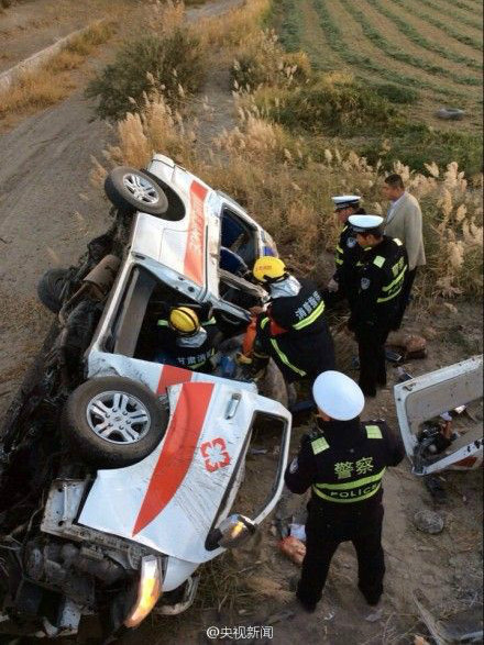 10·12連霍高速救護車側翻事故