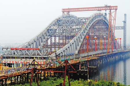 灣頭大橋為三跨連續下承式鋼桁架拱橋