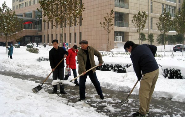 駱平安帶領學生清掃積雪