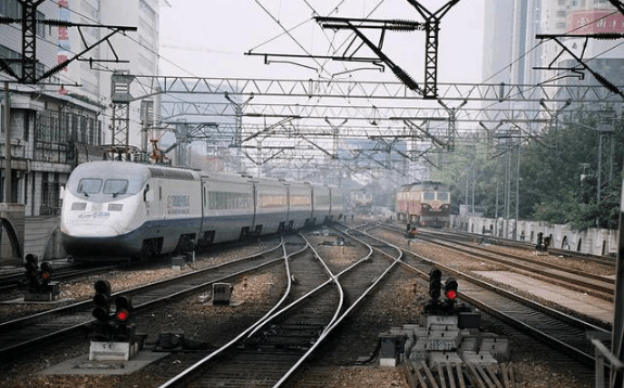 藍箭號動車組接近深圳站