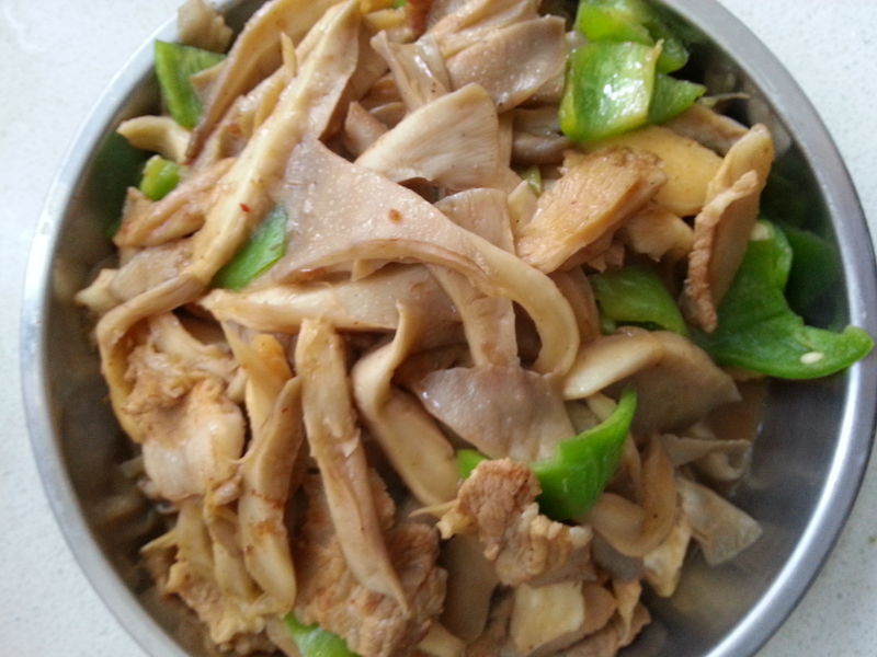 小平菇炒肉片