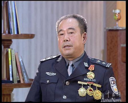 獲得無數榮耀的“板凳民警”