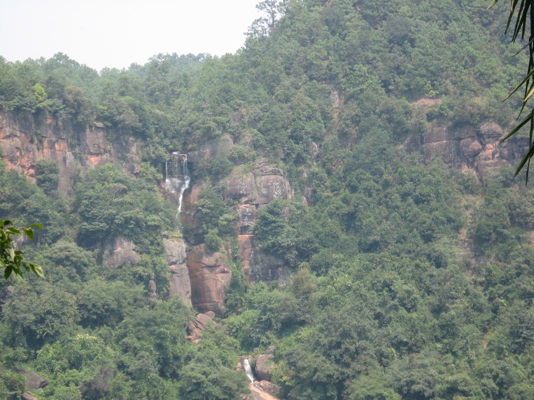 大白石岩村(雲南省楚雄祿豐縣和平鎮大白石岩村)