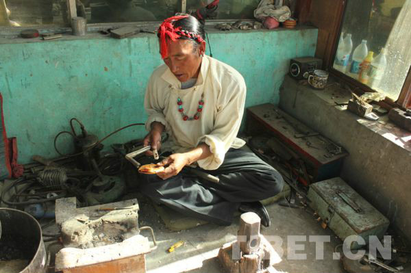 多洛正在耐心地製作刀具