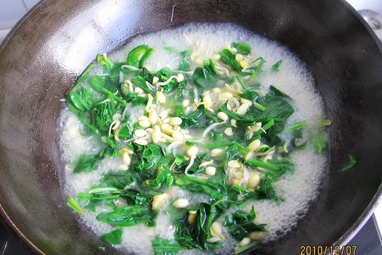 豆芽菠菜湯