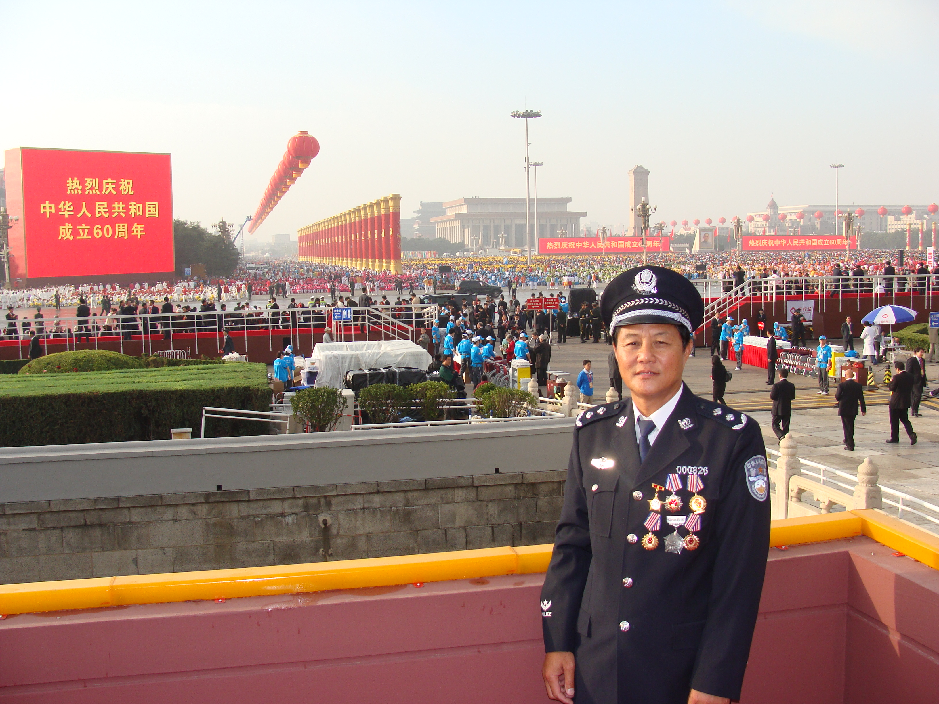 鄧瑞予在天安門觀禮台上參加建國60周年慶典