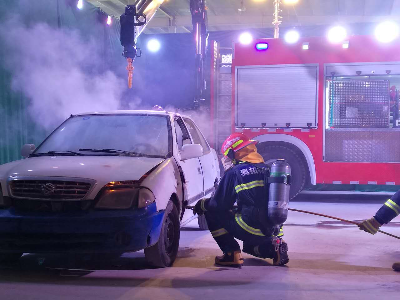 水切割救援車對汽車進行切割