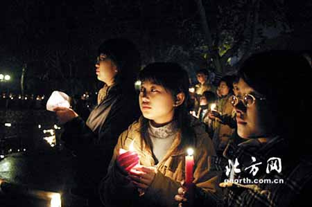 南開學子悲慟大師離去 燭光映湖無盡哀思