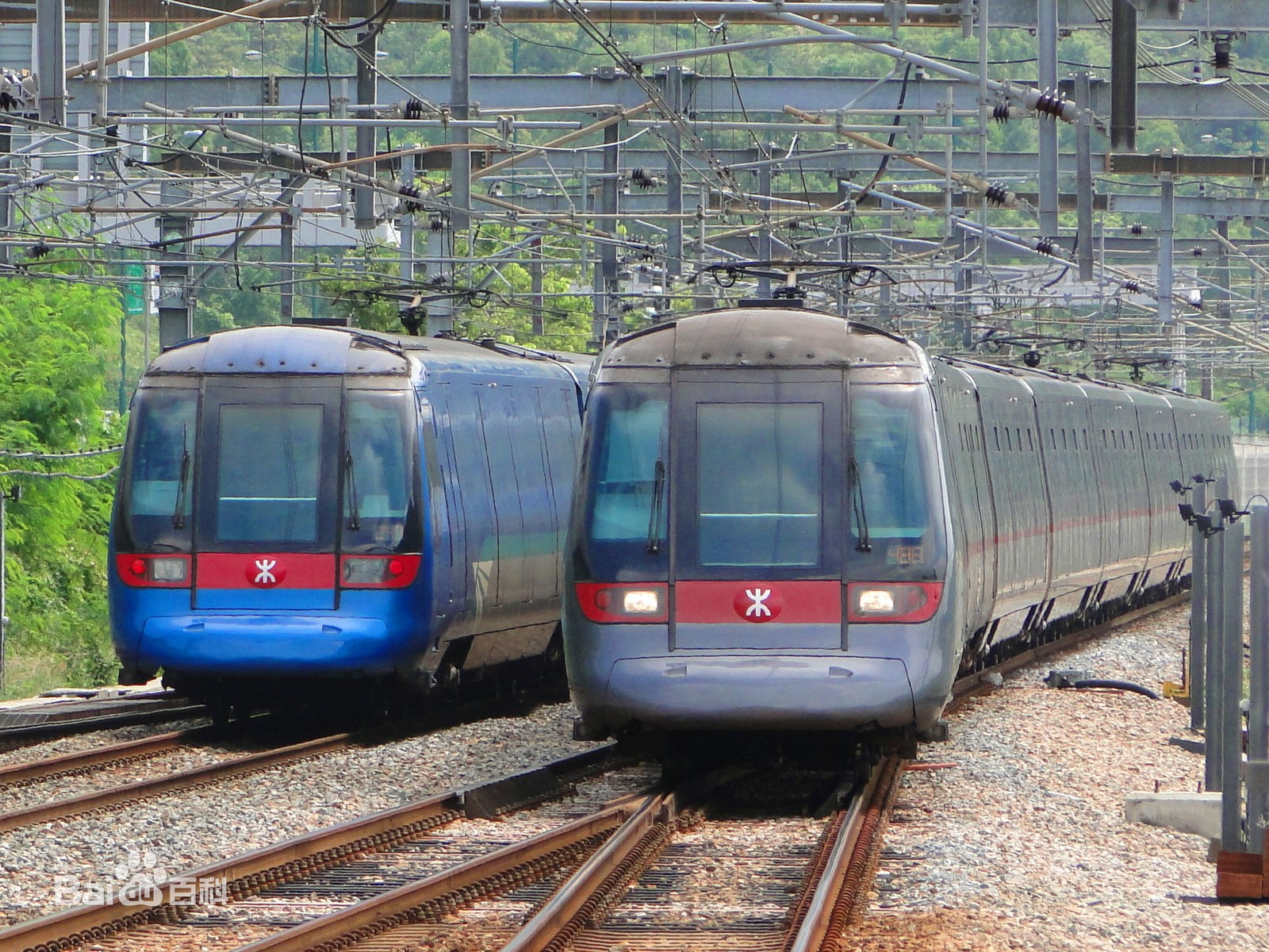 港鐵機場快線列車於港鐵東涌線列車交匯