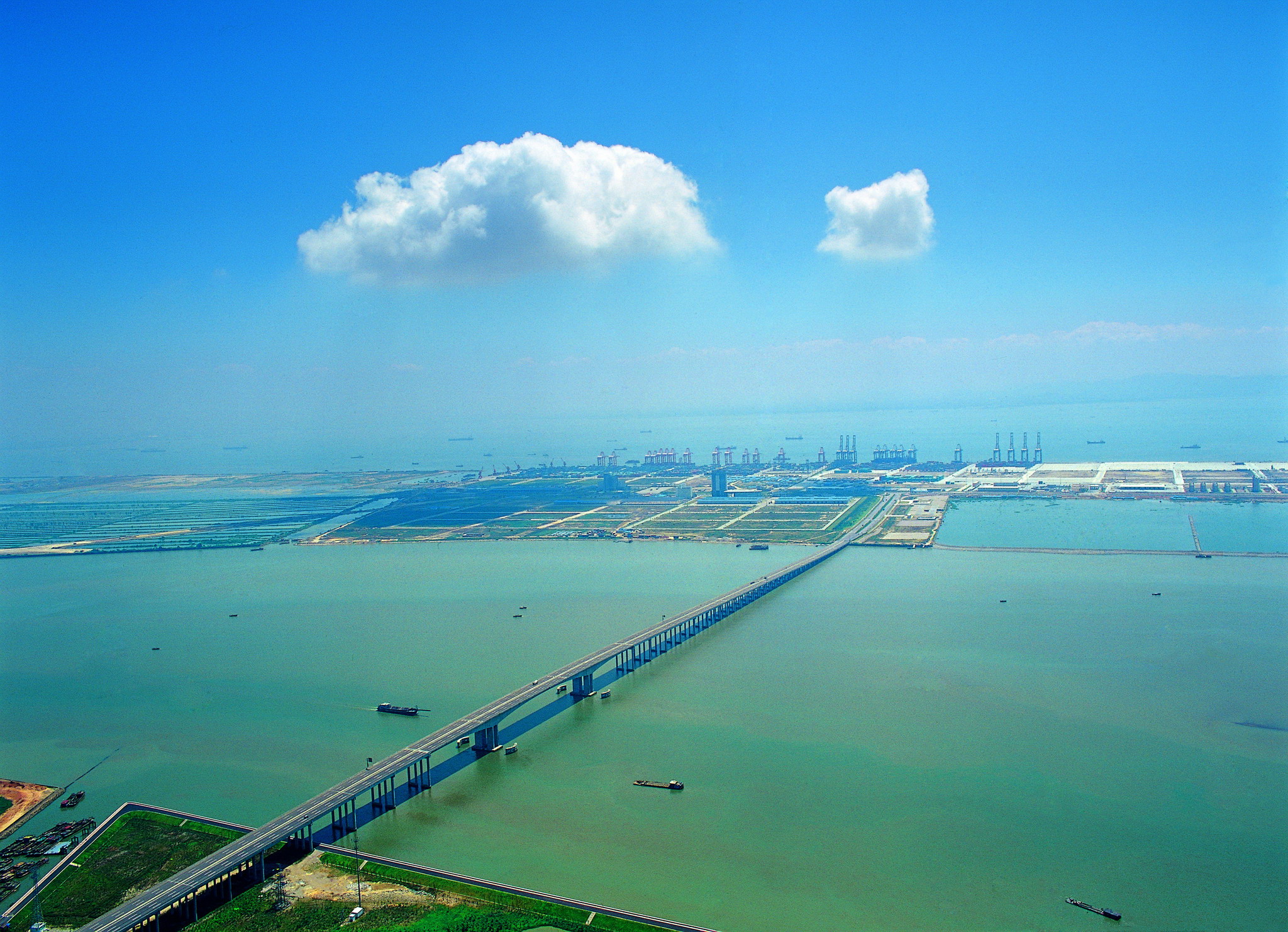 南沙港快速路南端——獅子洋海面上的新龍特大橋