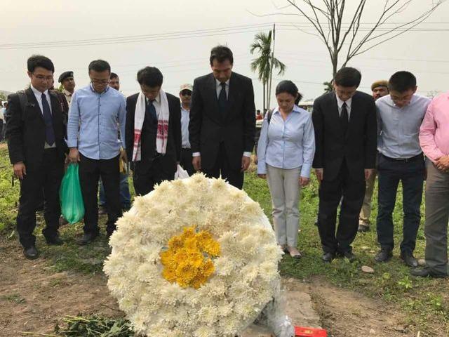 中國駐印度大使羅照輝祭掃二戰中國遠征軍軍人公墓