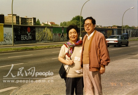 1994年5月7日與夫人在柏林圍牆前