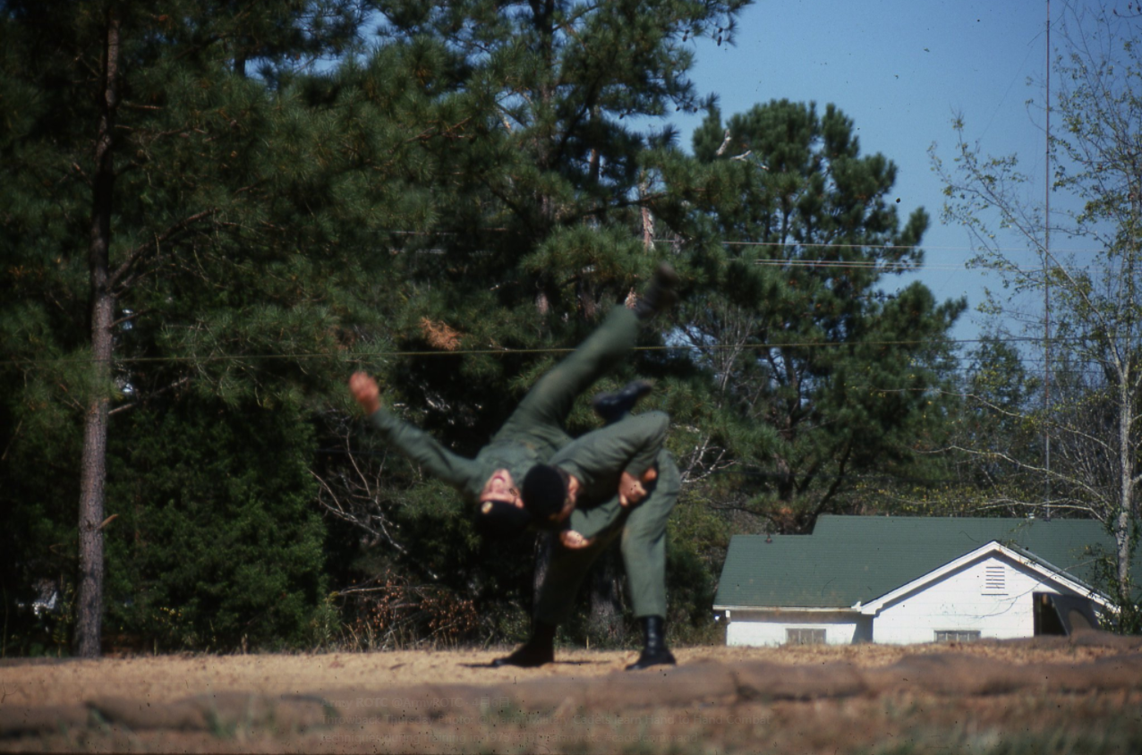 學員進行格鬥練習，1975年