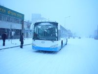 中上無軌無線城市專用公交電車風雪中行駛