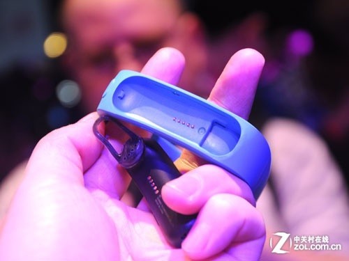 TalkBand B2