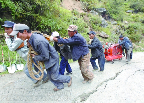 2011年9月地震後如丙崗村黨員帶領民眾往山上拖石頭切割機