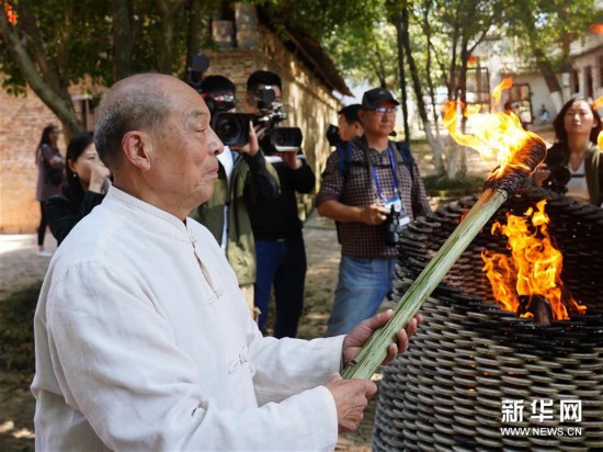 把樁師傅胡家旺在復燒點火儀式上