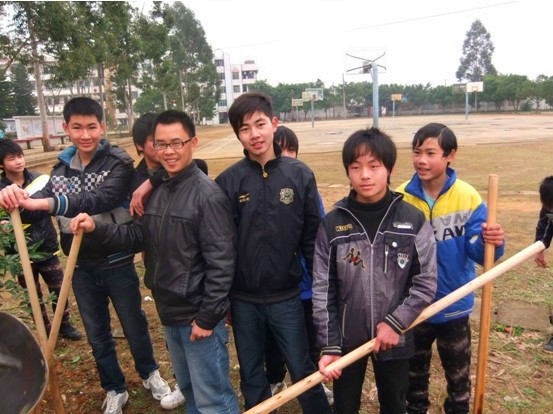 鳳中老師和學生們植樹後合影