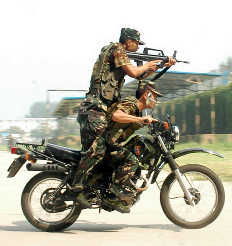 響箭特種兵進行機車移動射擊訓練