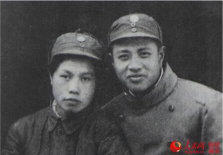 陳超凡(右一)與謝莫京抗戰時期的老照片