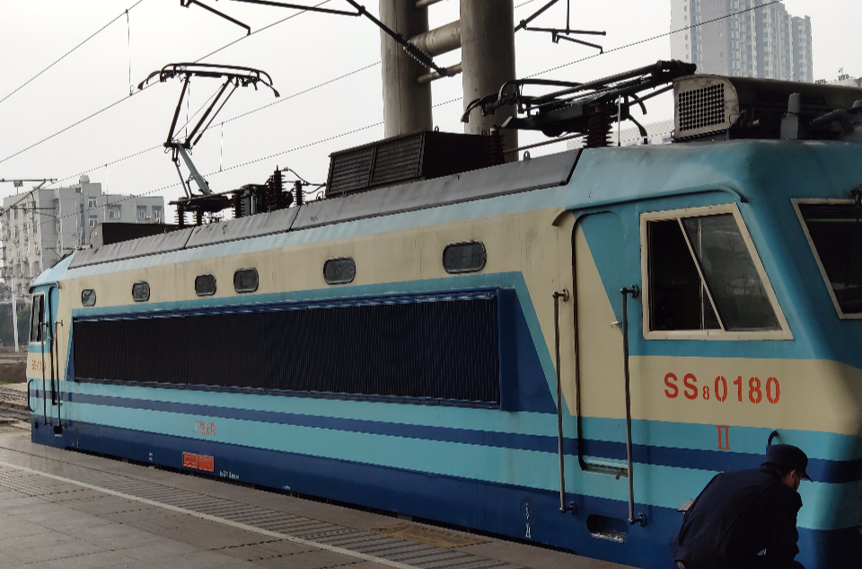 韶山8型電力機車(掃把（韶山8型電力機車的暱稱）)