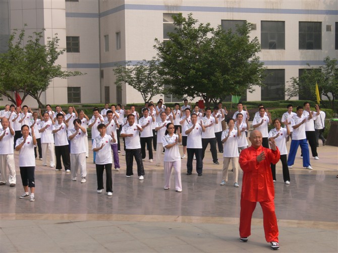 太極拳名家鄭琛先生帶領大家練拳