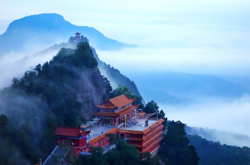 照金香山