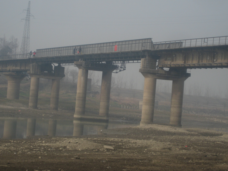 這邊是皖贛鐵路橋，走這座橋去對岸的峨橋