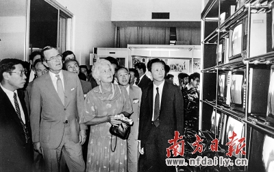 喬治·布希和夫人參觀1985年廣交會。