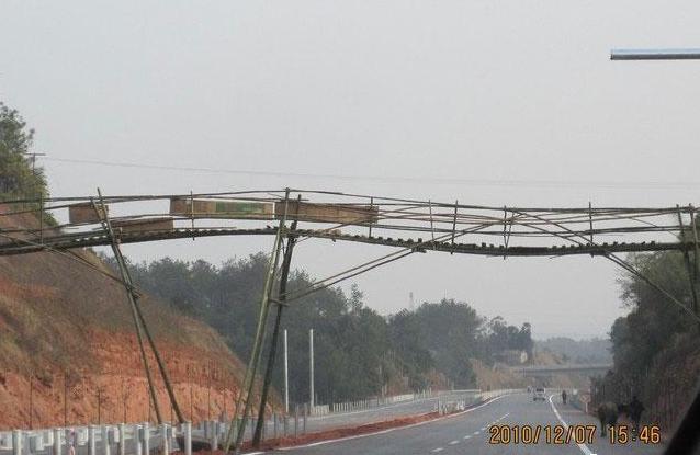 竹子搭建的人行天橋