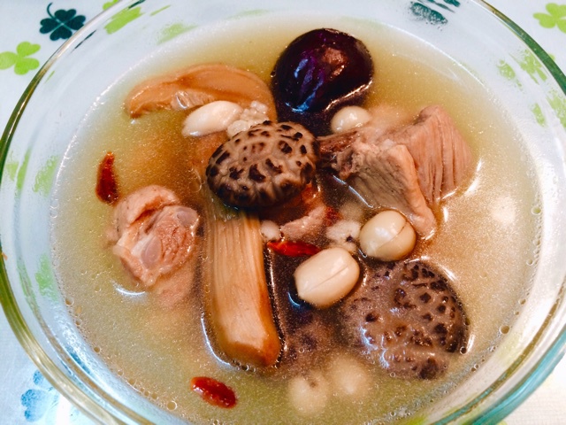 松茸花菇薏仁瘦肉湯