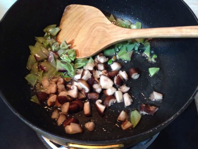 扁豆香菇肉末燜飯