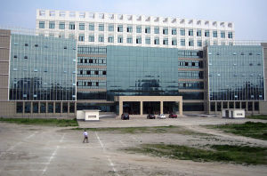照片說明：四川省三台縣政務大樓的外觀。
