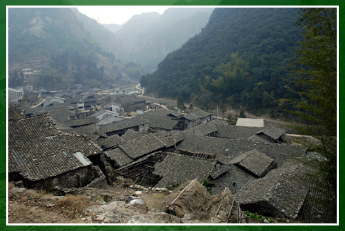 半個山村(雲南臨滄市鎮康縣勐捧鎮下轄村)